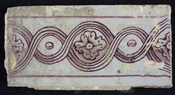 Rectangular purple border tile on white ground with decorated decor, with flowers, leaves, yellow pottery, edge tile wall tile