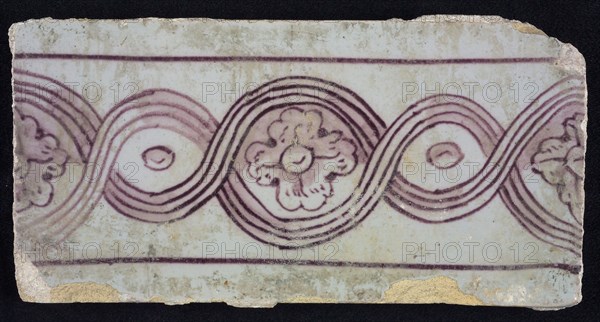 Rectangular purple border tile on white ground with decorated decor, with flowers, leaves, yellow pottery, edge tile wall tile