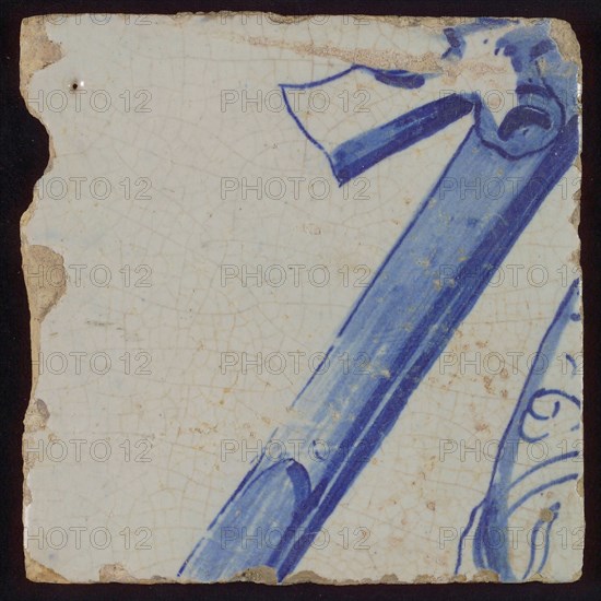 Tile with blue diagonal bar (rifle?), tile pellet image fragment ceramic earthenware glaze, d 1.2