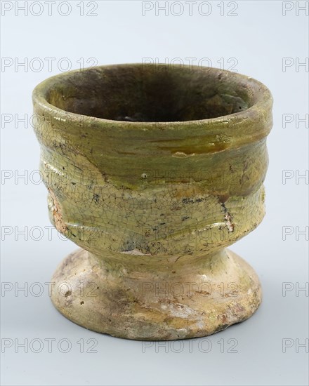 Low earthenware cup on stand foot, profile rings, between which wave decoration, beaker crockery holder soil find ceramic