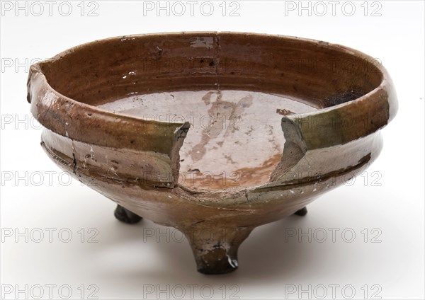 Pottery saucepan, cup-shaped, completely brown glazed, on three legs, saucepan cooking pot tableware holder kitchen utensils