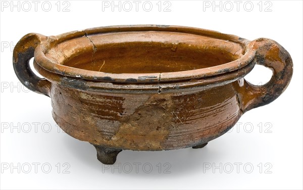 Pot of red earthenware, on three legs, two vertical ears, wide top edge, grape cooking pot crockery holder kitchenware earth