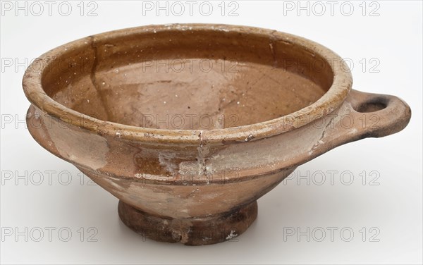 Porcelain bowl of red earthenware, internally glazed, porcelain crockery holder earth discovery ceramic earthenware glaze lead