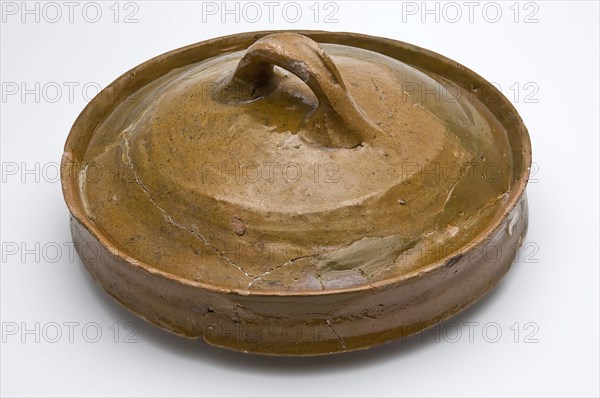 Covered cooking pot with lying ear and high rim, red shard, lid closure earth discovery ceramic earthenware glaze lead glaze