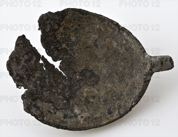 Egg-shaped spoon bowl of tin spoon, with small remnant of square stem, spoon cutlery soil find tin metal, w bin 5,7 Mark no