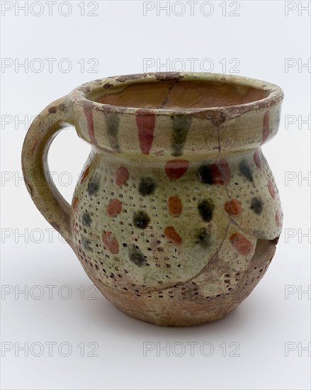 Spherical cup or cup of Weser earthenware with wheel stamping and sludge decor, cup drinking utensils tableware holder earth