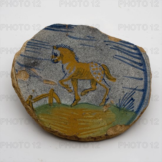 Soul of polychrome majolica dish with stepping horse, signed, dish crockery holder soil find ceramic earthenware glaze tin glaze