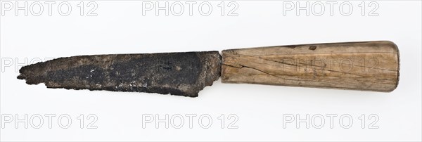 Knife with broad, rather short blade and legs with cut decoration on end, knife cutlery soil find iron bone metal, archeology