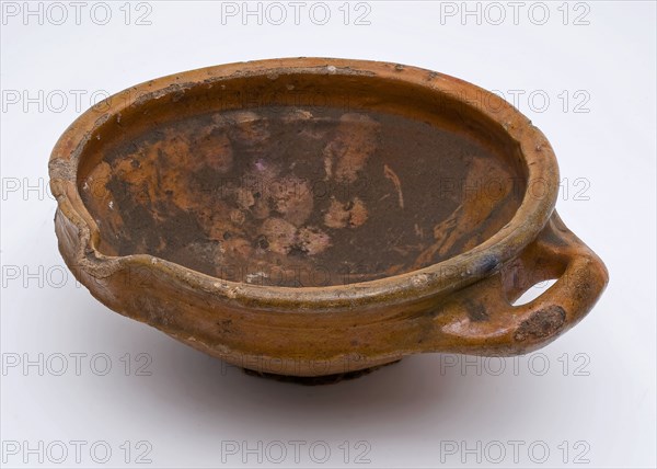 Earthenware bowl on stand, with shank and lying sausage ear, porcelain dish holder holder earthenware pottery glaze lead glaze