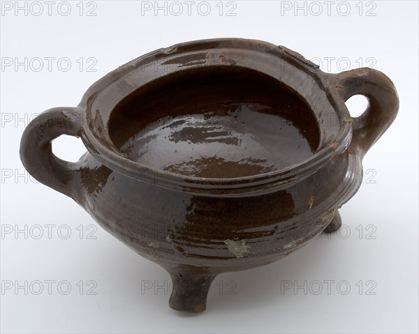 Pottery cooking pot, misbaksel, grape-model, red shard, glazed, two sausage rolls, on three legs, cooking pot tableware holder