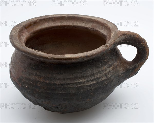 Pottery cooking jug, grape model, red shard with sparing lead glaze, sausage ear, on three legs, casserole