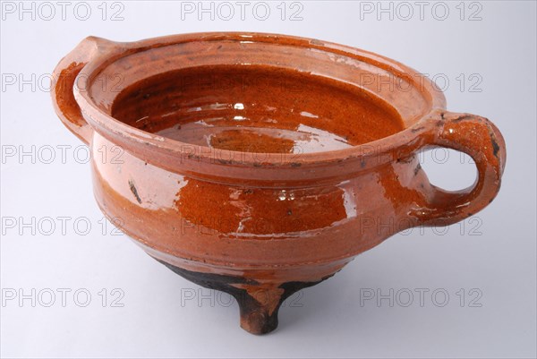 Pottery cooking pot, red shard, covered with lead glaze, two vertical bands, on three legs, cooking pot crockery holder