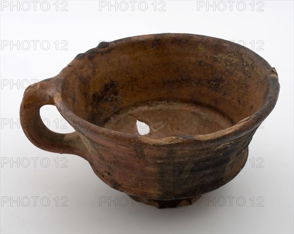 Earthenware pap bowl, red shard, internally glazed, snapped bandoor at the top, on stand, papkom bowl crockery holder