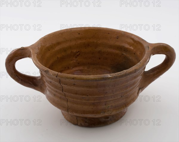 Earthenware pap bowl, red shard, fully glazed, two pinched sausage ears, on stand, porcelain bowl bowl crockery holder