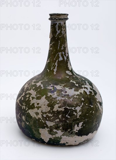 Belly bottle, belly bottle bottle holder soil find glass, bottom Spherical body to convex shoulders and long, rejuvenated, neck