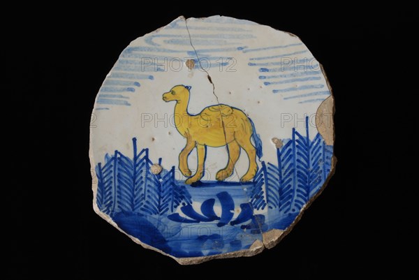 Soul of majolica dish with dromedary, plate crockery earthenware ceramic earthenware glaze lead glazing tin glazing, ring, baked