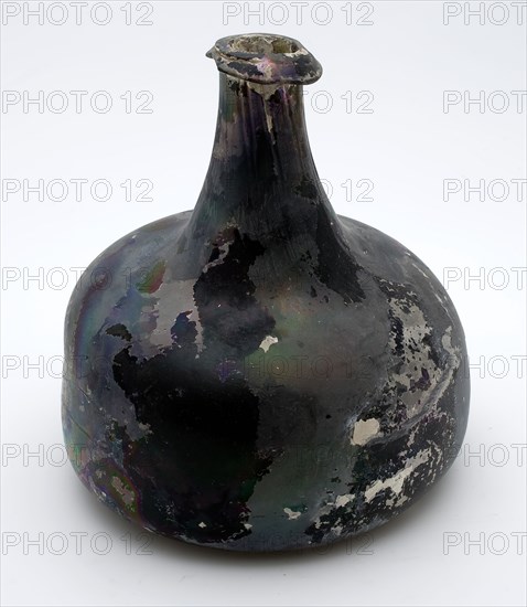 Belly bottle, hammer bottle, bottle holder bottomfound glass, free blown and shaped glass application Bulky bottle hammer bottle