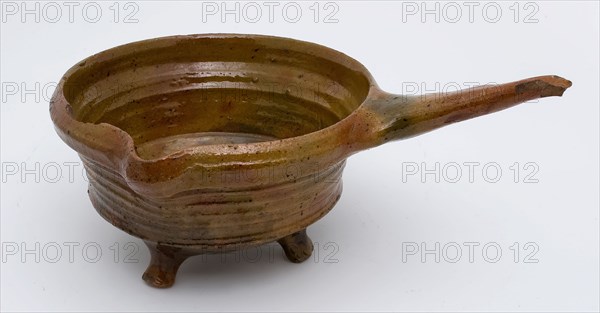 Pottery saucepan on three legs, cup-shaped with pouring clip and handle, saucepan pan crockery holder kitchen utensils