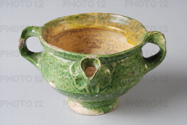 Small spout pot with two ears and spout, grass green glaze, spout pot crockery container toy relaxant soil find ceramic