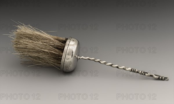 Silver miniature sweeper, sweeper doll toy miniature model toy silver, Round sweeper with long hair and long twisted