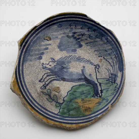 Soul of polychrome, majolica dish with jumping boar, plate crockery holder soil find ceramic earthenware glaze tin glaze lead