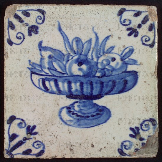 White tile with blue fruit bowl, corner pattern volute, wall tile tile sculpture ceramic earthenware glaze, baked 2x glazed