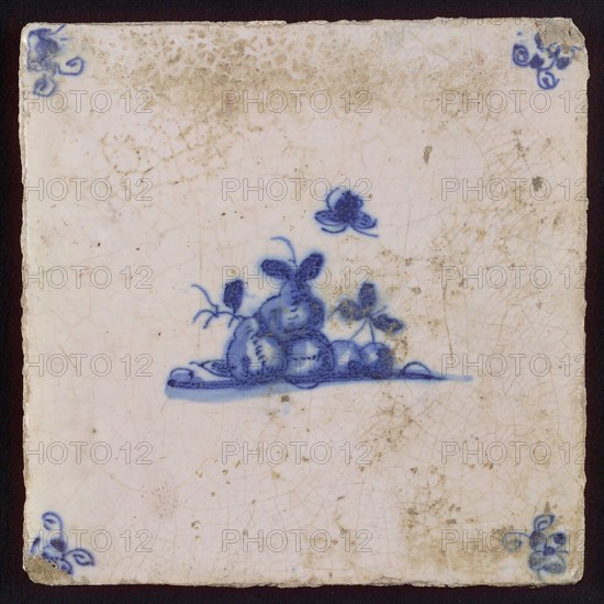 White tile with blue fruit and insect, corner motif spider, wall tile tile sculpture ceramic earthenware glaze, baked 2x glazed