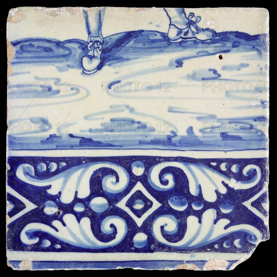 Tile, in blue on white, torso of soldier with armor, trousers and parts of two skewers, tile picture footage fragment ceramics