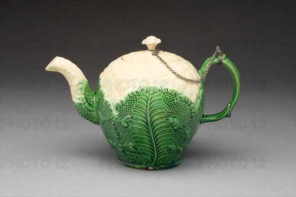 Teapot, 1765/80, England, Staffordshire, Staffordshire, Lead-glazed earthenware (creamware), 17.6 x 11.8 cm (6 15/16 x 4 5/8 in.)