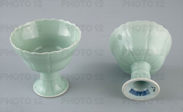 Lotus Stemcup, Qing dynasty (1644–1911), Qianlong reign mark and period (1736–1795), China, Glazed porcelain, H. 9.5 cm (3 3/4 in.), diam. 10.0 cm (3 15/16 in.)