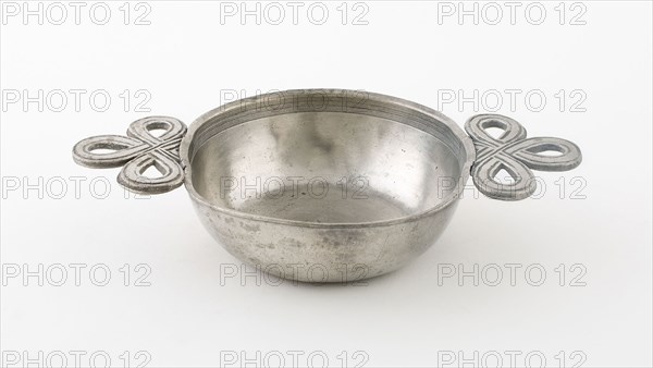 Double Ribbon-Handled Porringer, probably 1786, Netherlands, Netherlands, Pewter, 3.8 x 19.1 x 11.4 cm (1 1/2 x 7 1/2 x 4 1/2 in.)