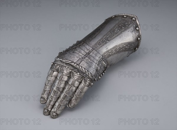 Fingered Gauntlet for the Left Hand, c. 1535/40, Wolfgang Grosschedel, Southern German, Landshut, active 1551–1562, Landshut, Steel and leather, etched, L. 33.7 cm (13 1/4 in.)