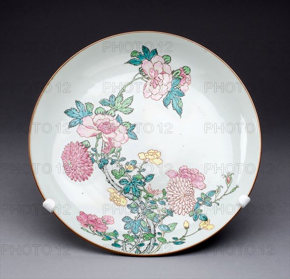 Dish, c. 1725, Qing Dynasty (1644–1911), Yongzhen period (1723–1735), China, Hard-paste porcelain and polychrome enamels, Diam. 27.3 cm (10 3/4 in.)