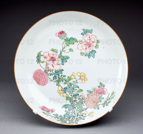 Dish, c. 1725, Qing Dynasty (1644–1911), Yongzhen period (1723–1735), China, Hard-paste porcelain and polychrome enamels, Diam. 34.6 cm (13 5/8 in.)