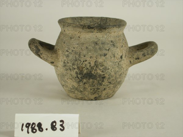 Etruscan, Cup, 550/500 BC, ClayFGDFSBSV, 3 1/8 x 5 x 3 in. (7.9 x 13.3 x 7.6 cm)