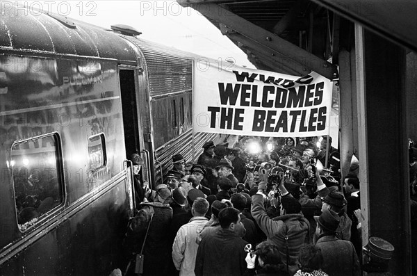 Les Beatles arrivent à New York en février 1964 après avoir participé à la réception de l'Ambassadeur à Washington.
Ils sont accueillis par une foule de fans.