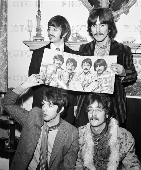 Les Beatles lors du lancement de leur album "Sgt. Pepper"