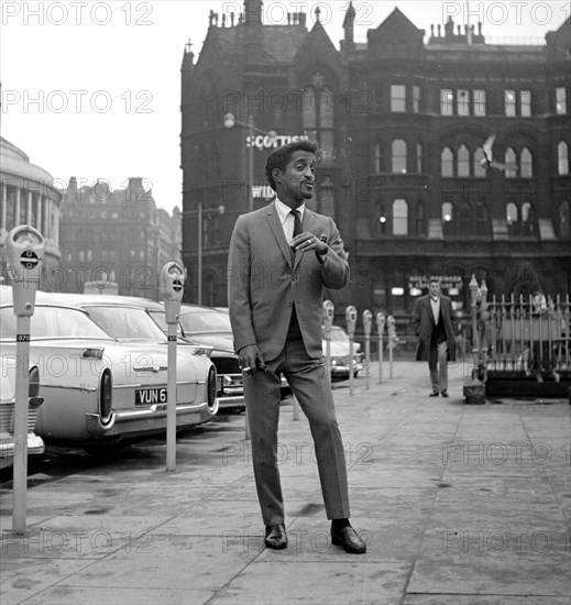 Sammy Davis Jnr outside Piccadilly station, Manchester.
9th October 1961.
P6960