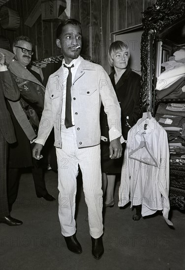 Royal Variety Show Rehearsal. Sammy Davis Jnr. out shopping in Carnaby St. during a break.
14th November 1966.