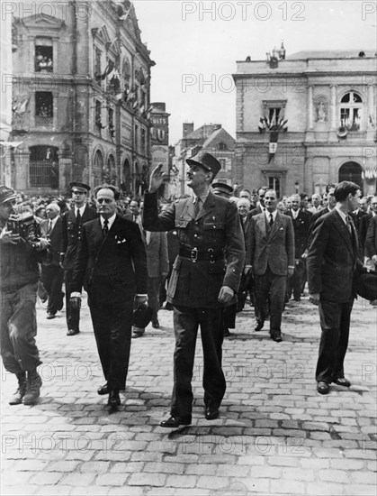 General De Gaulle waves to the wildly cheering crowds
of his countrymen as he leaves the town square of
Laval, France, following an address to the citizens
of the recently liberated town.
24th August 1944.