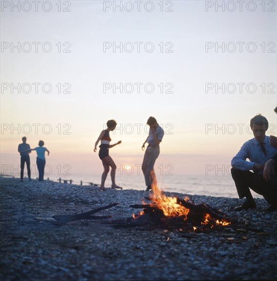 Grèce. Groupe d'amis au bord de la mer. 1967