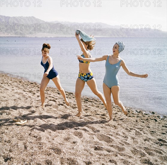 Grèce. Groupe d'amis au bord de la mer. 1967