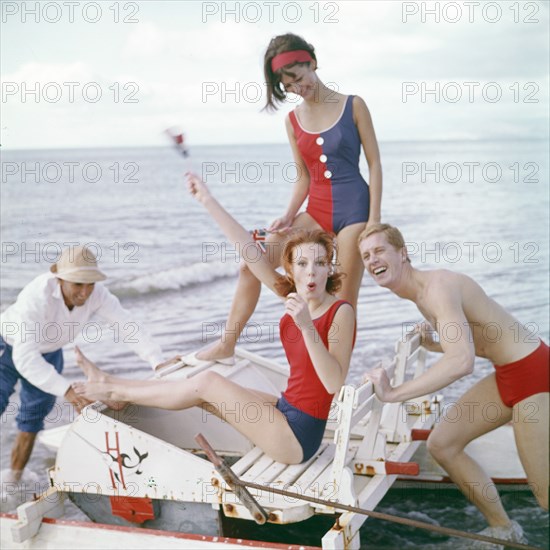 Grèce. Groupe d'amis au bord de la mer. 1967