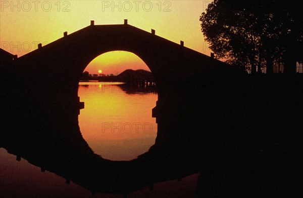 Lever de soleil au-dessus d'un pont, dans l'ancienne cité de Zhouzhuang ancienne