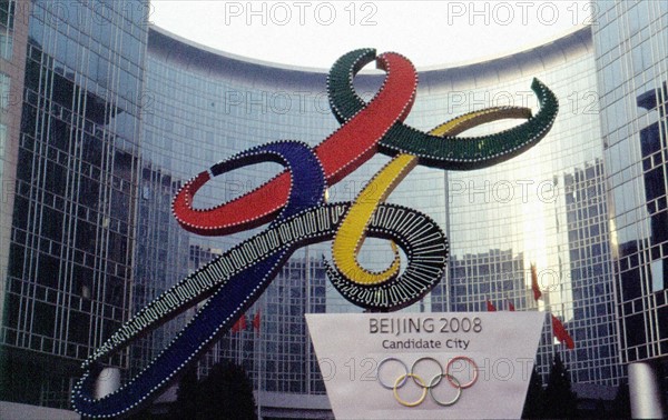 Sculpture olympique sur la Place de l'Est - Photo12-OIPS