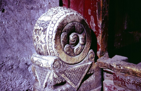 Shidun (two flat-shaped blocks of stone stand outside the door)