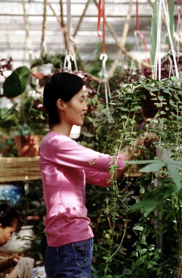 Jeune femme s'adonnant aux joies du jardinage