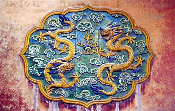Cité interdite, motif représentant un dragon sculpté sur un panneau