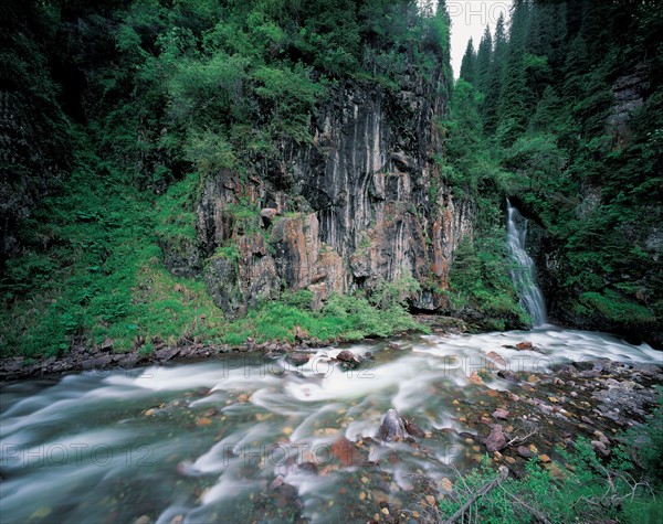 Chute d'eau à Nalati, province du Sinkiang, Chine