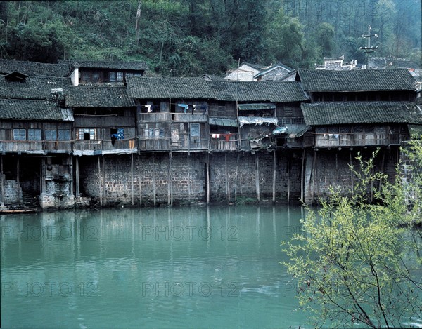 Maisons sur l'eau, ouest de la province du Hunan, Chine